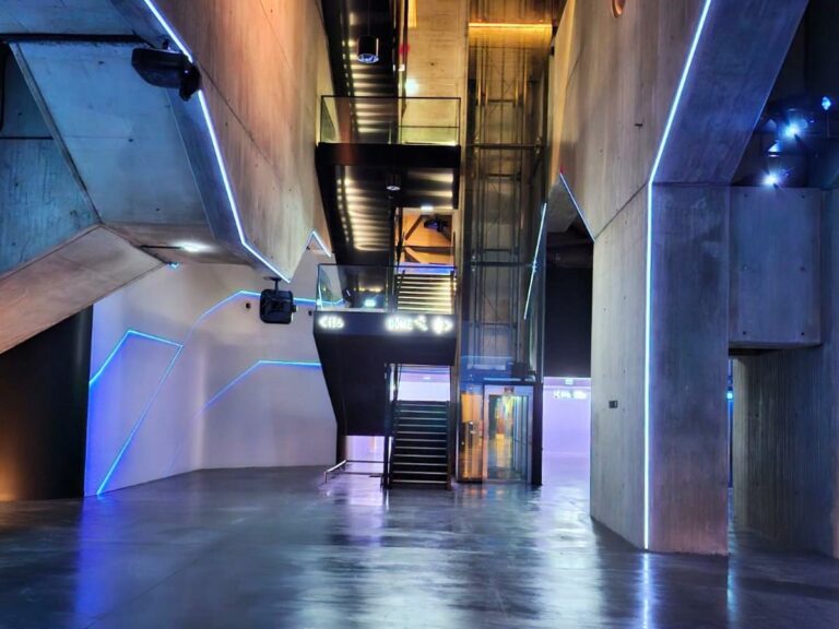 LA GEODE : peinture et revêtement de sols durs pour un complexe de cinéma