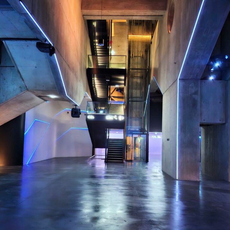 LA GEODE : peinture et revêtement de sols durs pour un complexe de cinéma