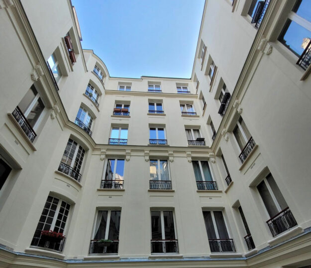 Ravalement de façade d'un immeuble à Paris