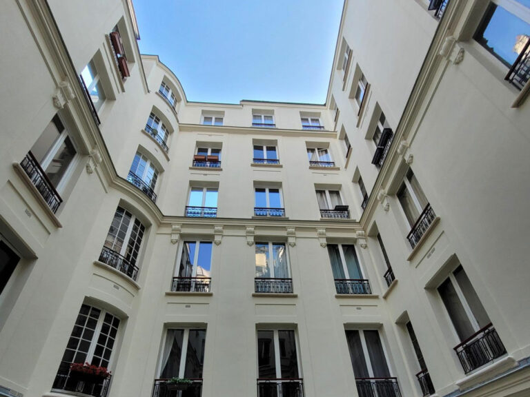 Ravalement de façade d'un immeuble à Paris
