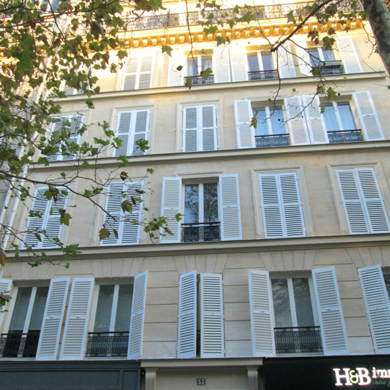 Ravalement de façade d'un immeuble à Paris